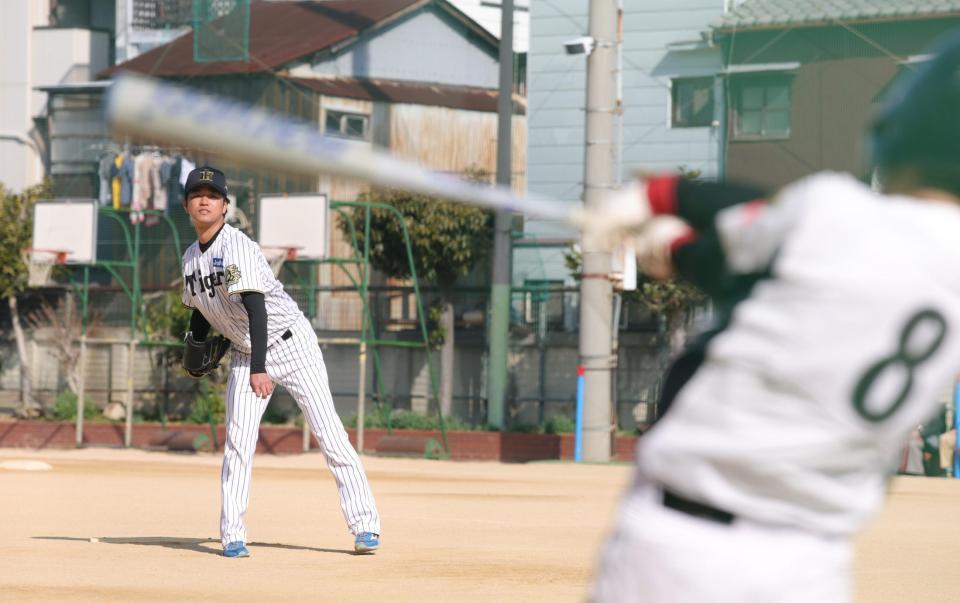 少年野球チームの選手と対戦した高橋（撮影・坂部計介）