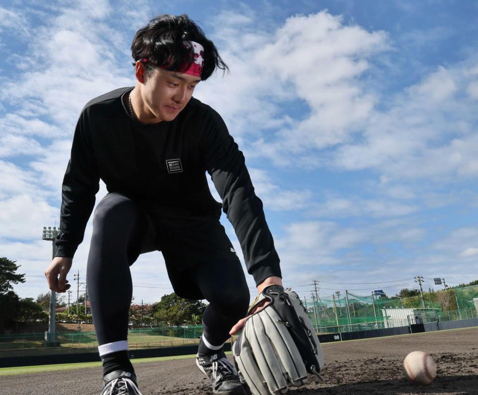 　自主トレを公開した小幡（撮影・田中太一）