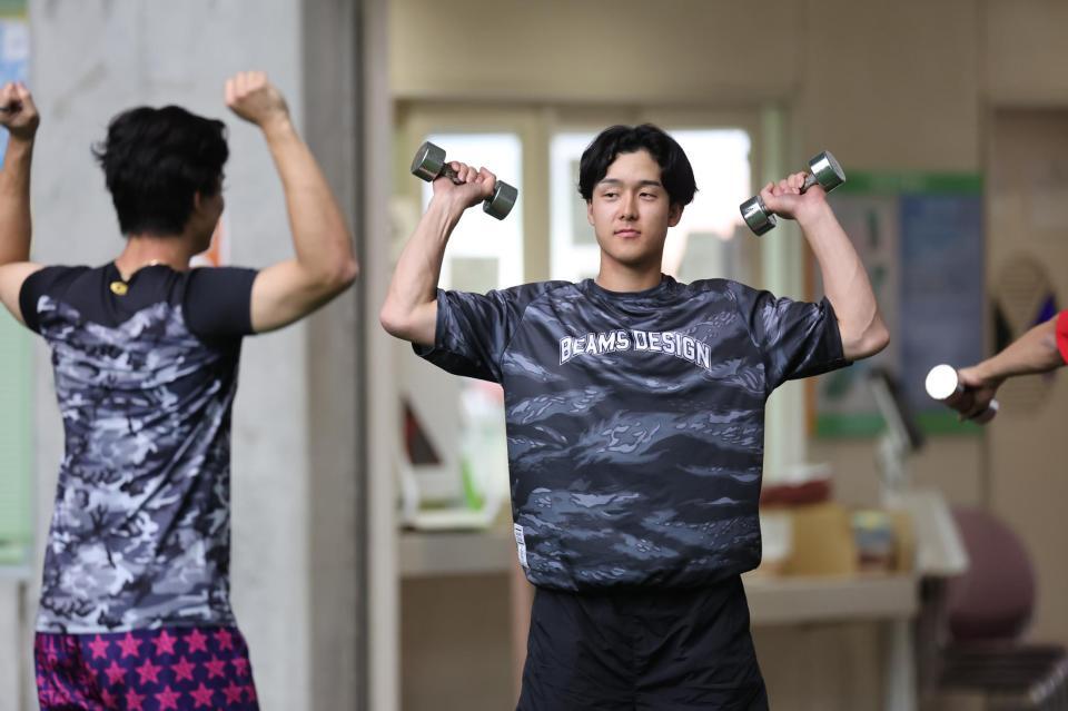 自主トレを公開した小幡（撮影・田中太一）