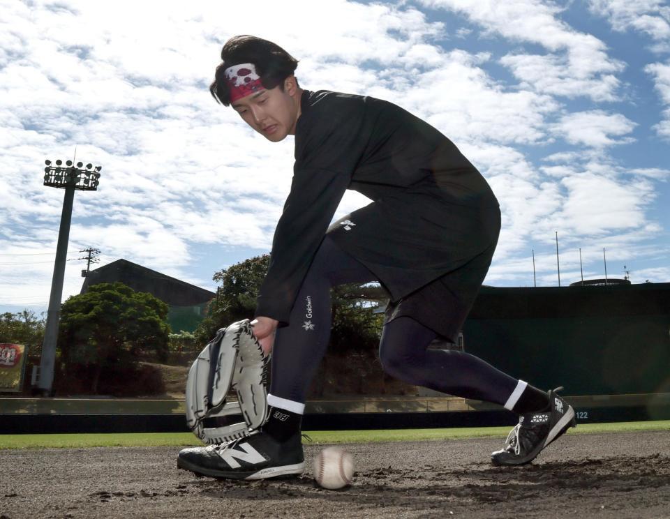 自主トレを公開した小幡（撮影・田中太一）