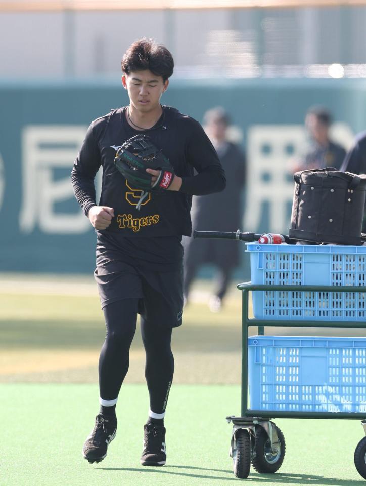 キャッチボールを終え、引き揚げる立石（撮影・西田忠信）