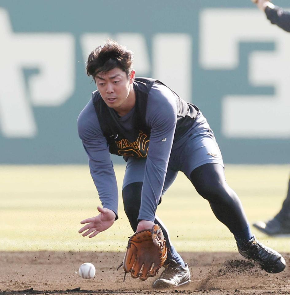 　ノックを受ける谷端（撮影・西田忠信）