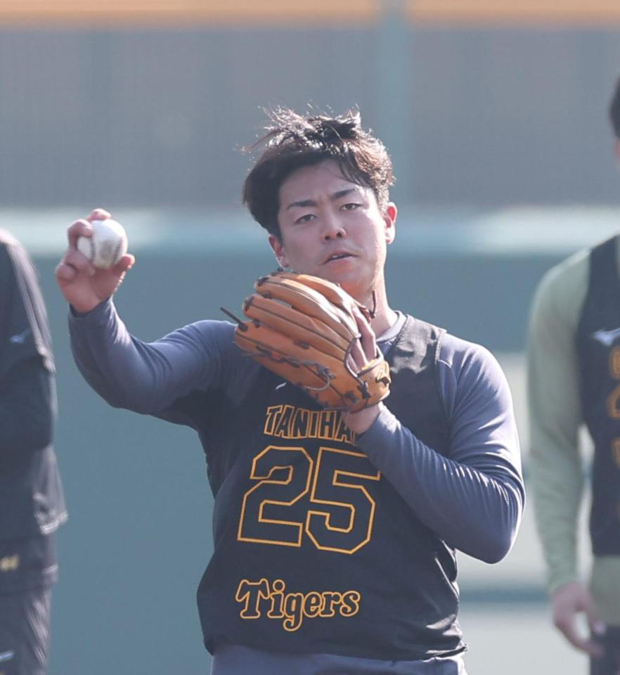 ノックを受ける谷端（撮影・西田忠信）