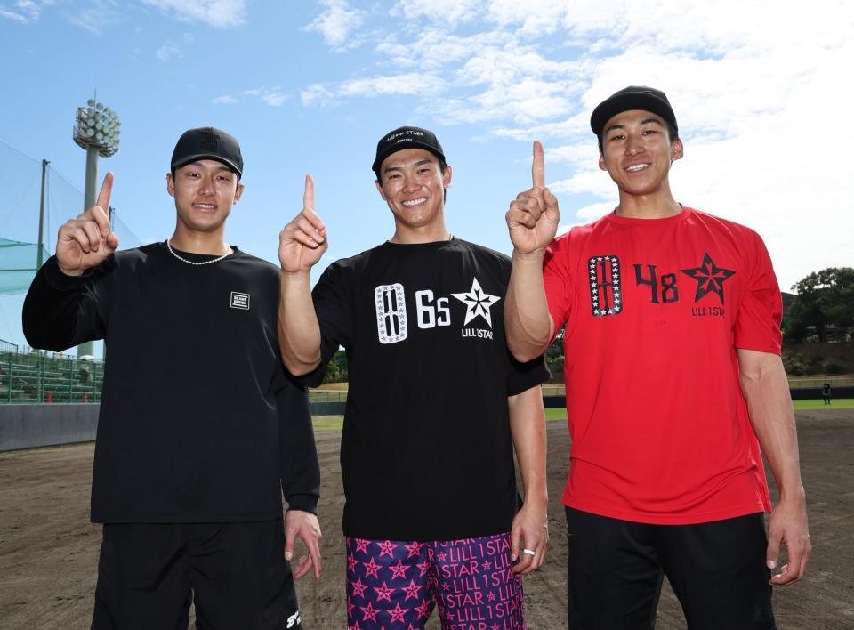 ポーズを決める（左から）小幡、湯浅、茨木（撮影・田中太一）