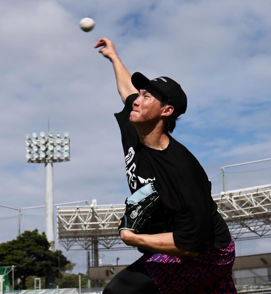力強く投げ込む阪神・湯浅京己＝宜野座（撮影・田中太一）