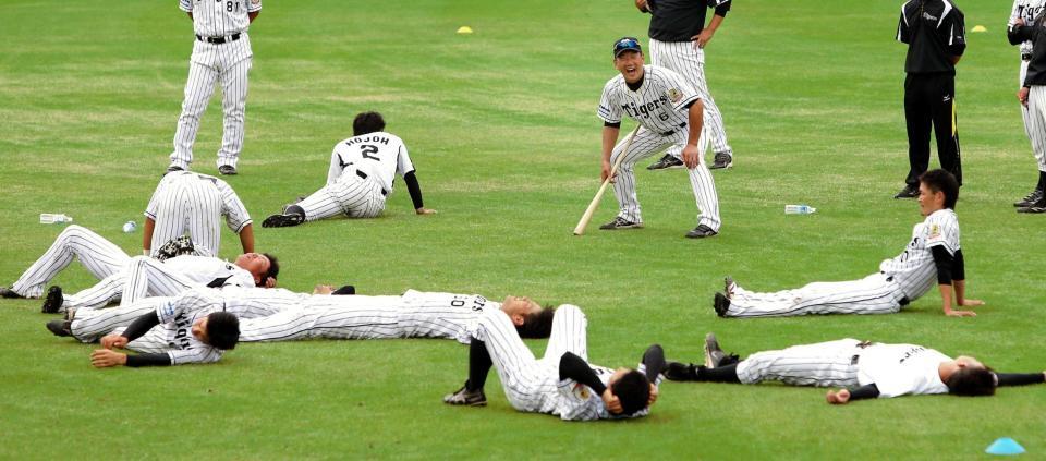 リレーの後、バテバテで寝転がる選手たちとは対象的に大爆笑の阪神・金本知憲監督