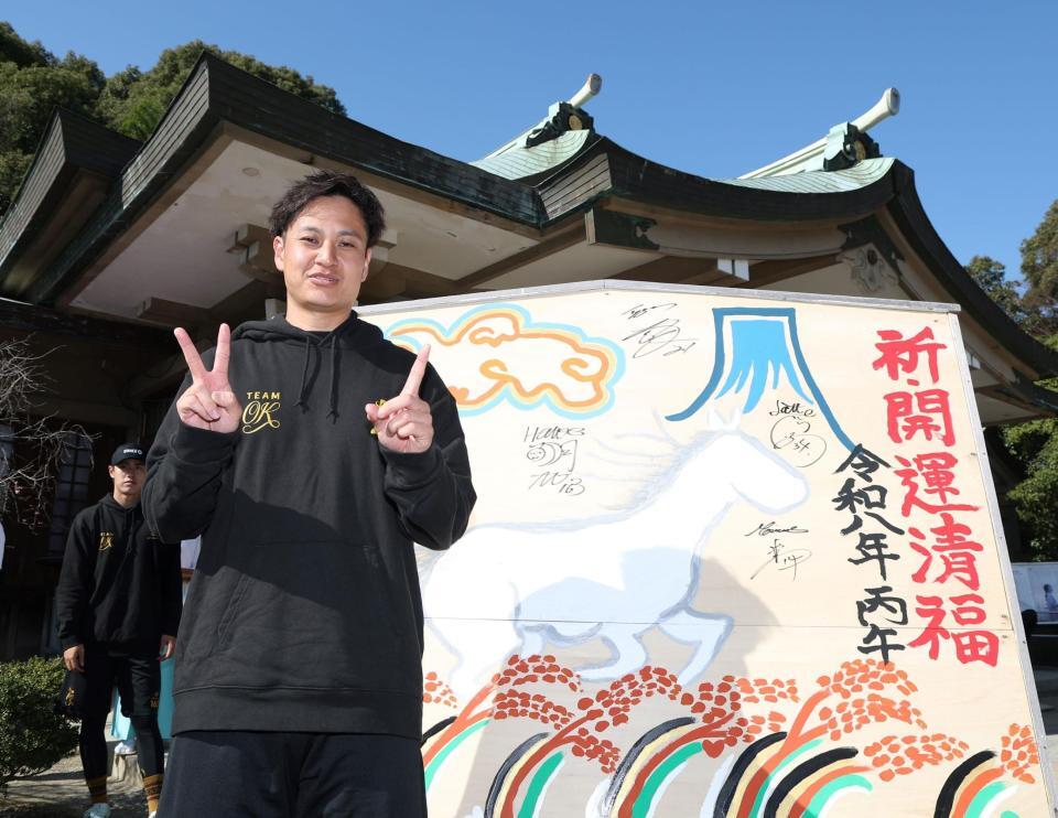 新背番号２１のポーズを決める大竹（撮影・西田忠信）