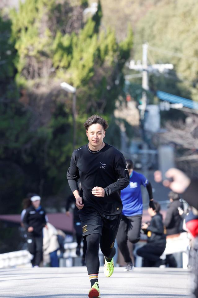 坂道をダッシュする阪神・大竹耕太郎＝長崎県護国神社（撮影・西田忠信）