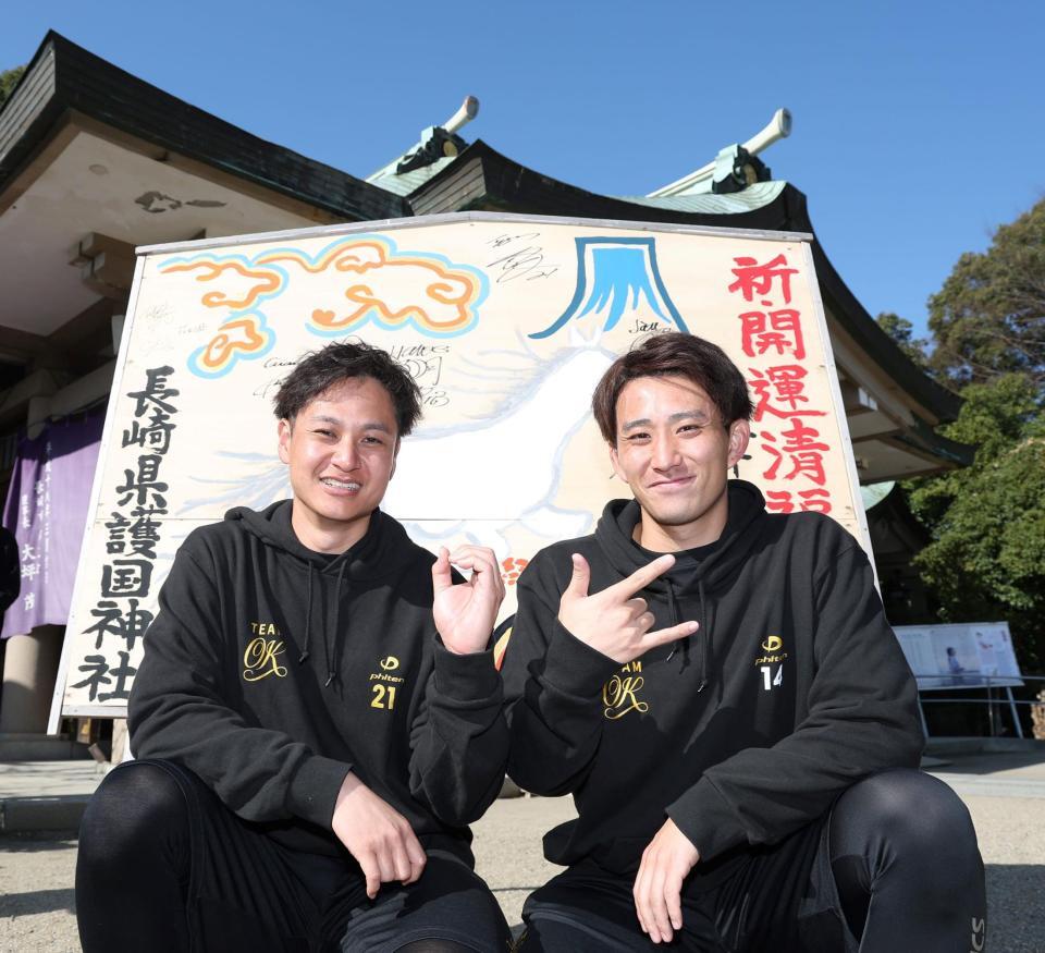 「ＴＥＡＭ　ＯＫ」として自主トレをともにする大竹（左）と小島（撮影・西田忠信）