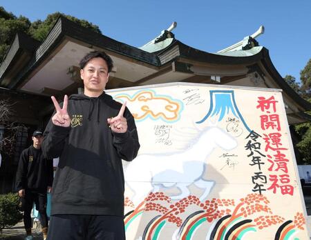 　新背番号「２１」のポーズを決める大竹（撮影・西田忠信）