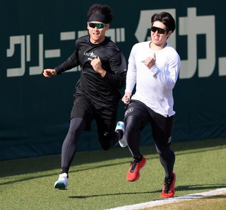 ダッシュする早川（左）と石黒（撮影・山口登）