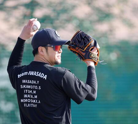 キャッチボールをする岩貞（撮影・西田忠信）