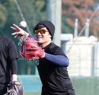 守備練習に取り組む坂本（撮影・西田忠信）