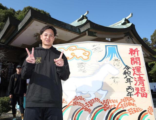 　新背番号「２１」のポーズを決める大竹（撮影・西田忠信）