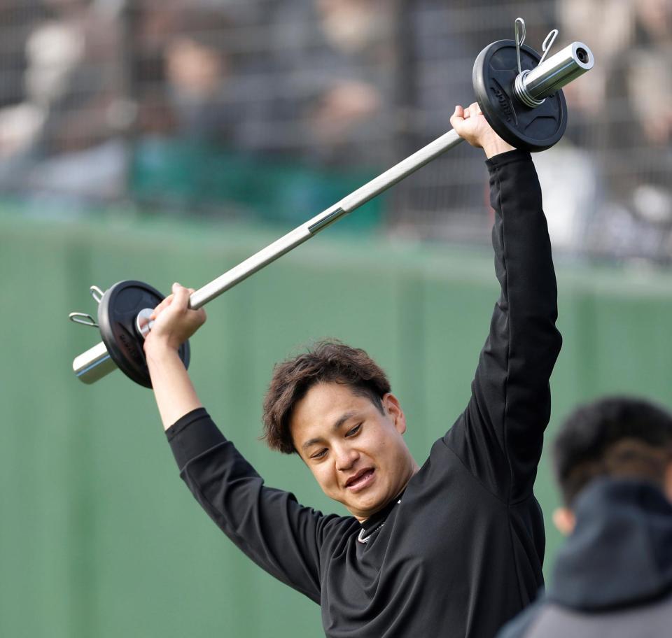 　ウエイトトレーニングをする大竹（撮影・西田忠信）