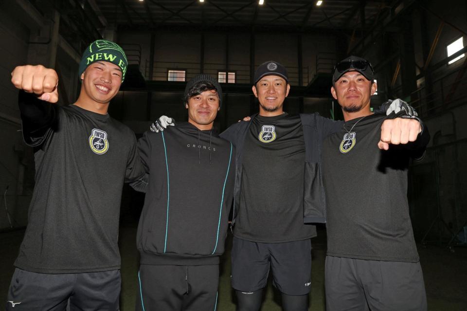 笑顔で写真に納まる（左から）百崎、坂本、岩貞、伊藤将（撮影・西田忠信）