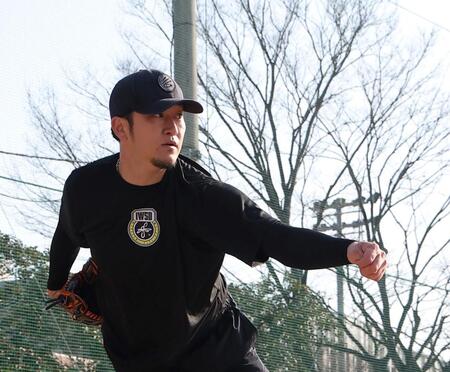 キャッチボールする岩貞（撮影・西田忠信）