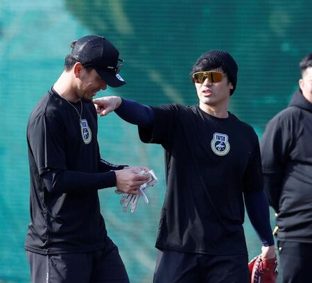 　伊藤将（左）と言葉を交わす坂本（撮影・西田忠信）