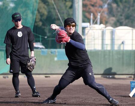 守備練習をする坂本（撮影・西田忠信）