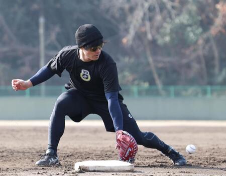 ノックを受ける坂本（撮影・西田忠信）