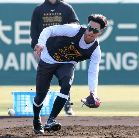ノックの打球をさばく岡城（撮影・立川洋一郎）