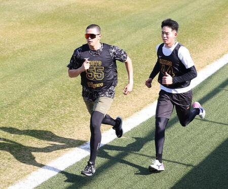 早瀬（右）とダッシュをする能登（撮影・中田匡峻）