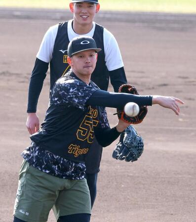 投内連係で本塁へ送球する能登（撮影・立川洋一郎）
