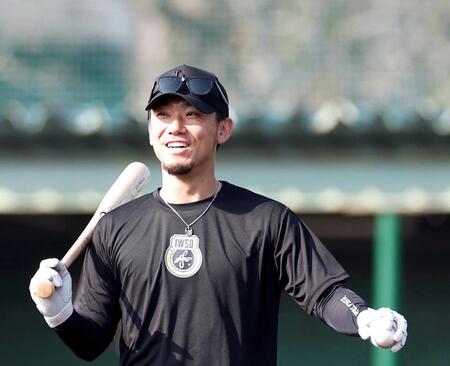 　笑顔でノッカーを務める伊藤将（撮影・西田忠信）