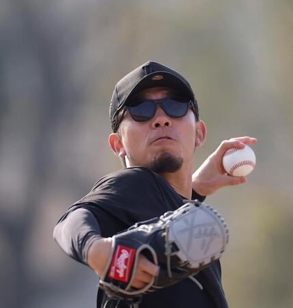 キャッチボールをする伊藤将（撮影・西田忠信）