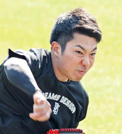 　キャッチボールをして調整する石井（撮影・立川洋一郎）