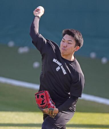 キャッチボールをする石井（撮影・中田匡峻）