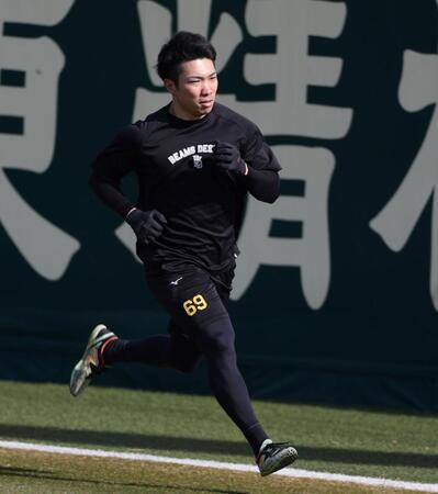 ダッシュをする石井（撮影・中田匡峻）