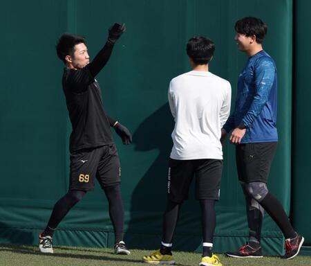 畠（右）らと談笑する石井（左）＝撮影・中田匡峻