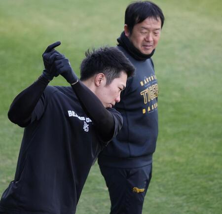 仲野伸洋トレーナー（右）と話す石井（撮影・中田匡峻）