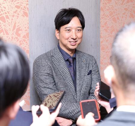 ＮＰＢ１２球団監督会議を終え、記者の取材に応じる藤川監督（撮影・伊藤笙子）