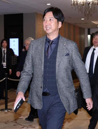 ＮＰＢ１２球団監督会議を終え、会場を後にする藤川監督（撮影・伊藤笙子）