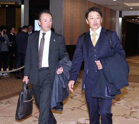 ＮＰＢ１２球団監督会議を終え、会場を後にする和田ヘッドコーチ（左）と藤本１軍総合コーチ（撮影・伊藤笙子）