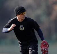 ノックの打球を追う坂本（撮影・西田忠信）