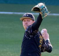 キャッチボールをして調整する能登（撮影・立川洋一郎）