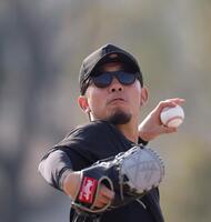 キャッチボールをする伊藤将（撮影・西田忠信）