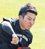 　キャッチボールをして調整する石井（撮影・立川洋一郎）