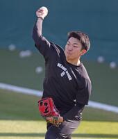 キャッチボールをする石井（撮影・中田匡峻）