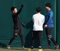 畠（右）らと談笑する石井（左）＝撮影・中田匡峻