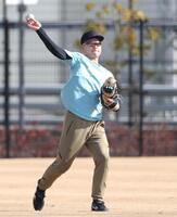 キャッチボールをする栄枝（撮影・中田匡峻）