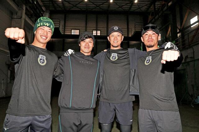　笑顔で写真に納まる（左から）百崎、坂本、岩貞、伊藤将（撮影・西田忠信）