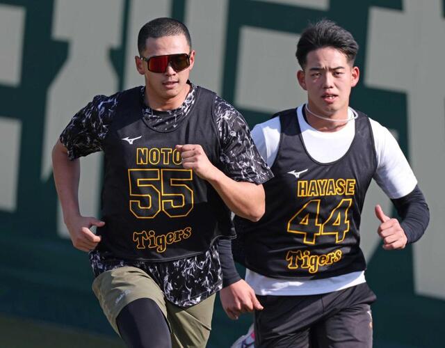 　早瀬（右）とダッシュをする能登（撮影・中田匡峻）