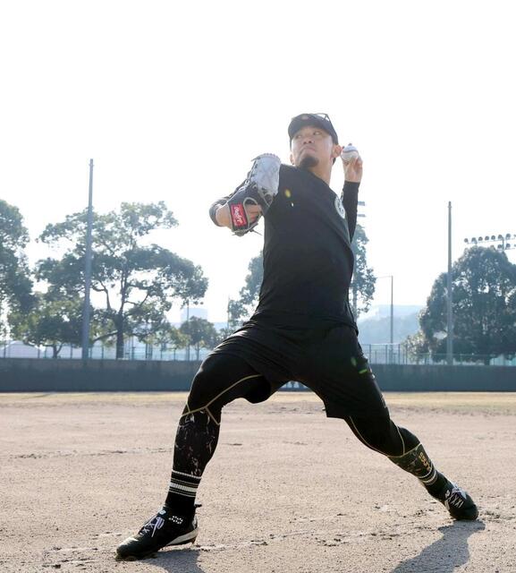 　キャッチボールをする伊藤将（撮影・西田忠信）