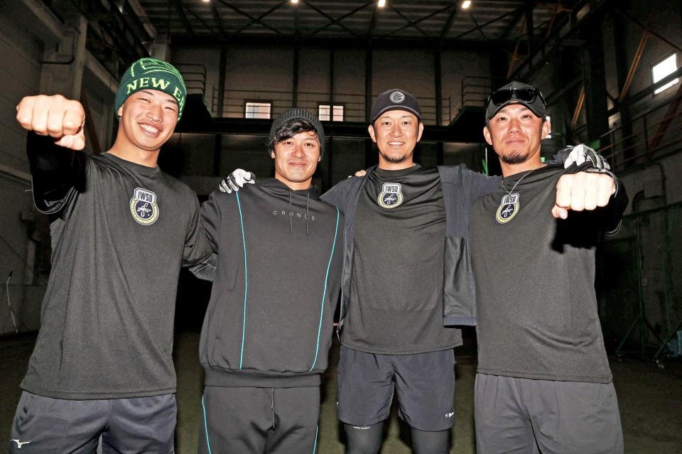 　笑顔で写真に納まる（左から）百崎、坂本、岩貞、伊藤将（撮影・西田忠信）