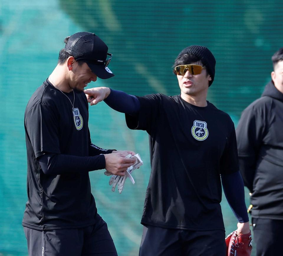 　伊藤将（左）と言葉を交わす坂本（撮影・西田忠信）