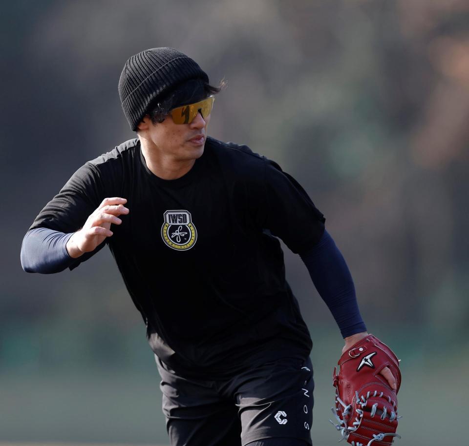 ノックの打球を追う坂本（撮影・西田忠信）